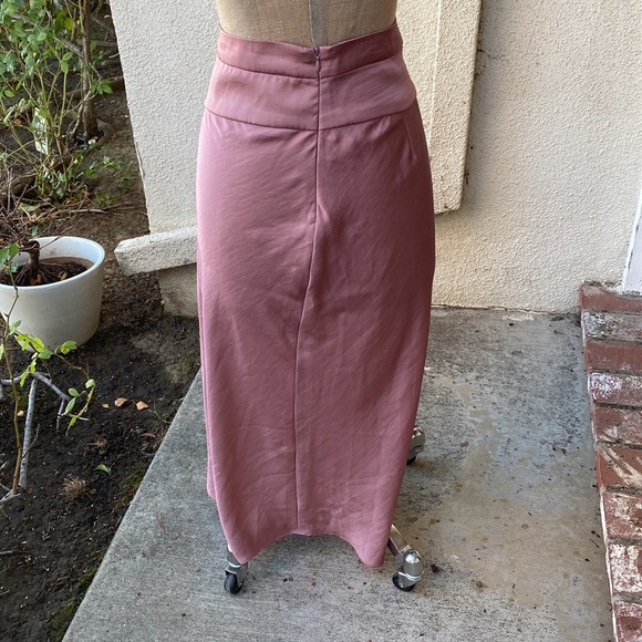 Free People beautiful mauve color midi skirt w/ from Bloomingdale’s. - Picture 5 of 11